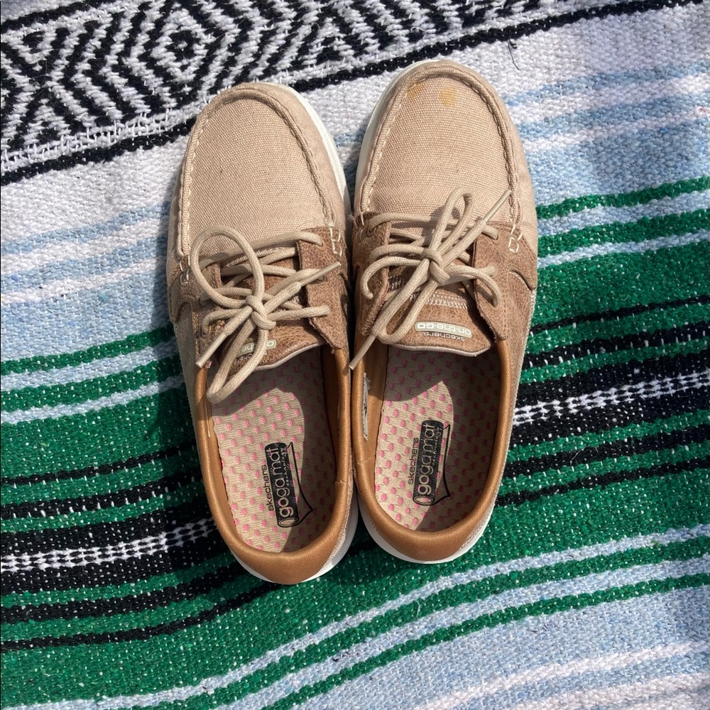 Skechers on the go slip on boat shoes in cream size 8